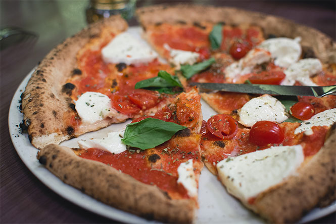 Horno de pizza tradicional de leña restaurante de pizza fabricación de pizza  clásica de leña con horno de piedra