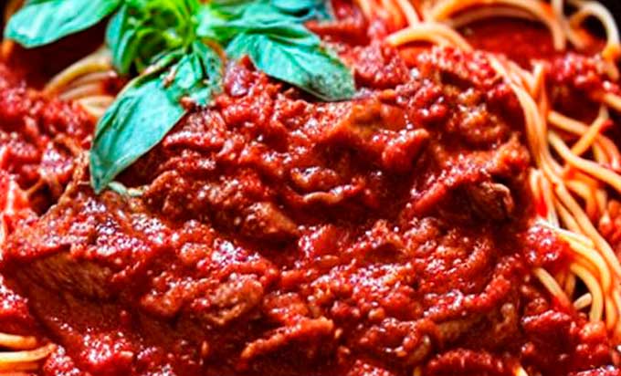 cordero-con-spaggetti-salsa-tomate-foto